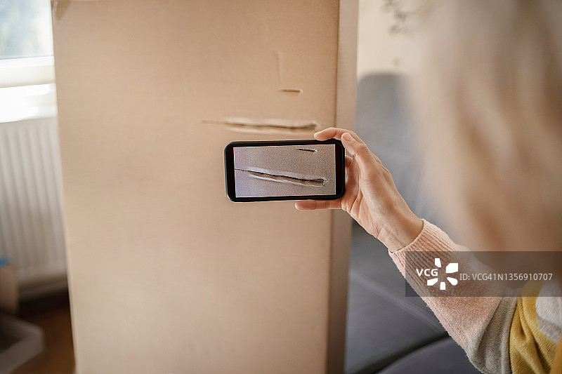 拍摄破损纸箱图片素材