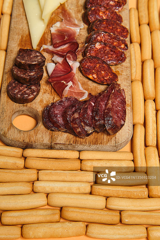 香肠木板上的面包卷图片素材