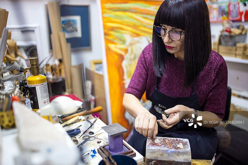 女珠宝商在工作室准备工具图片素材