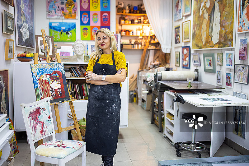 自信的女艺术家在工作室里骄傲地站立图片素材