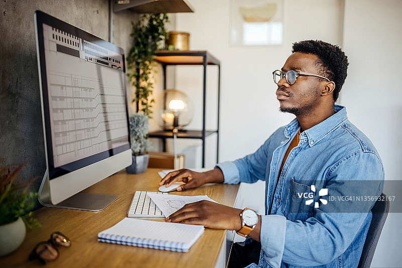 在家办公的年轻建筑师图片素材