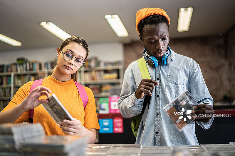 朋友们在唱片店浏览图片素材