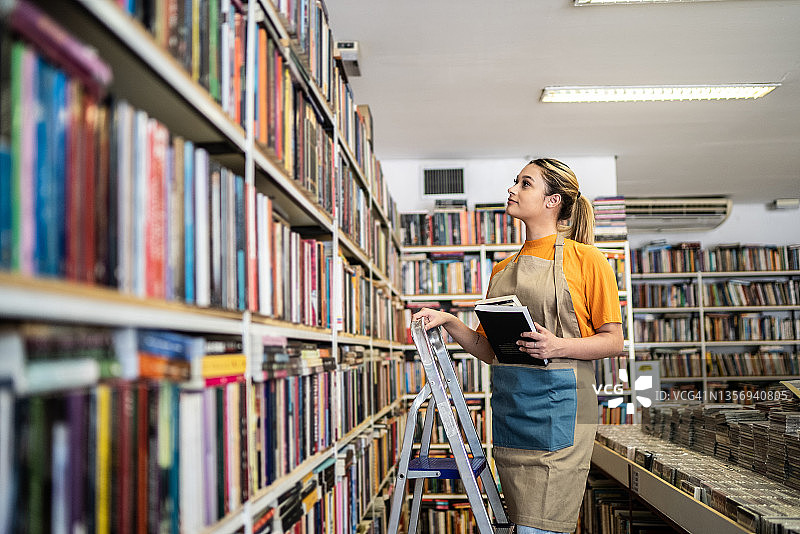 书店店员整理书架图片素材