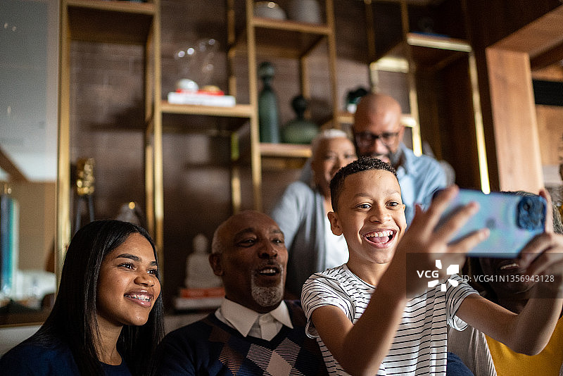 幸福家庭在家中用智能手机进行视频通话图片素材