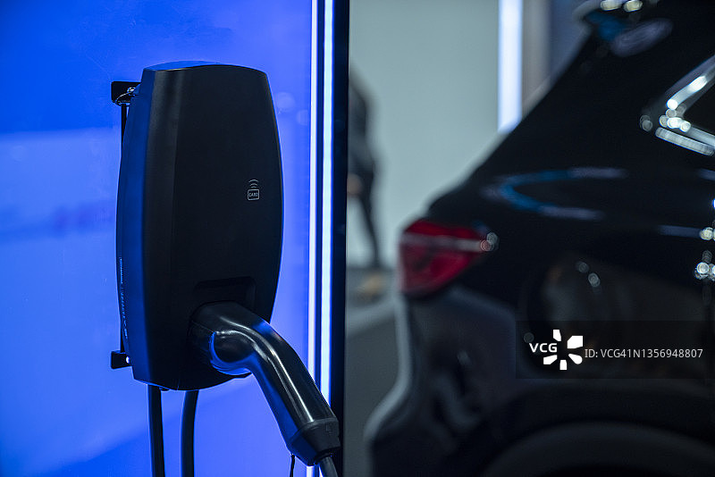 电动汽车充电的电源连接图片素材