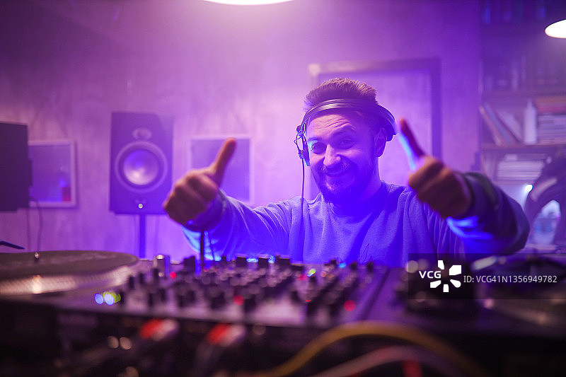 DJ在夜店竖起大拇指图片素材