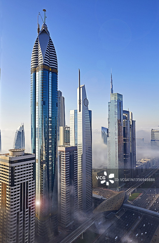 迪拜后现代天际线与晨雾航拍景观图片素材