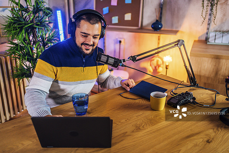 男子录制播客图片素材