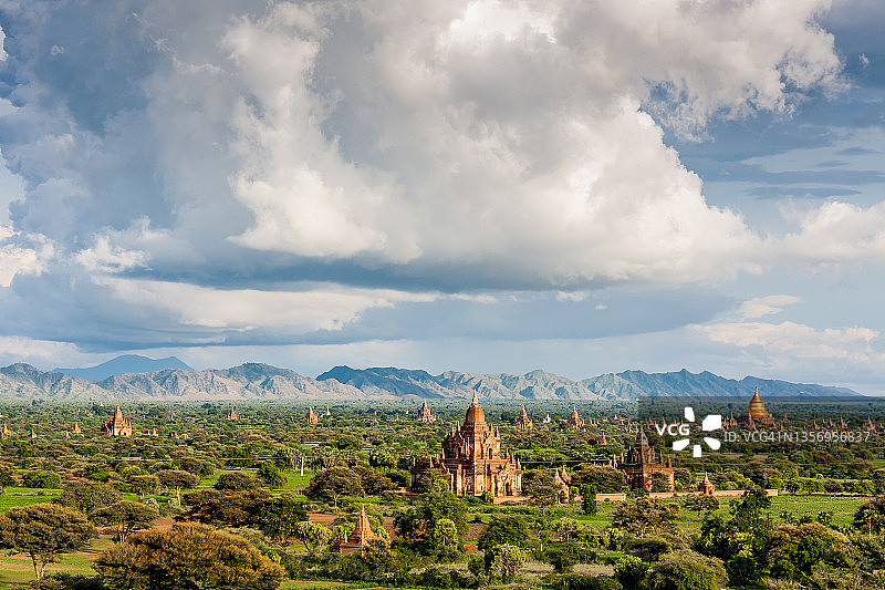 蒲甘平原上的佛教宝塔图片素材