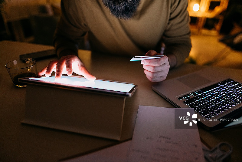 商人手持信用卡图片素材