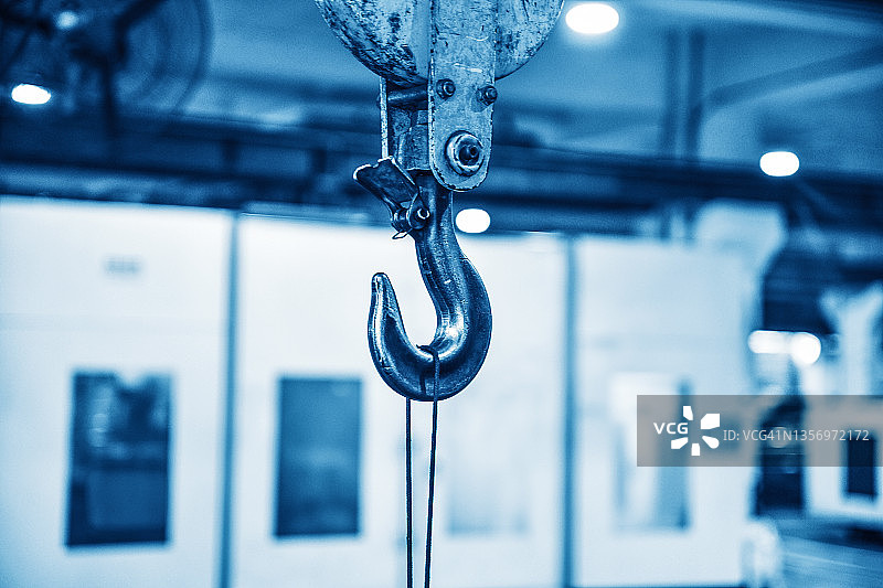 生产车间内的起重机吊钩图片素材