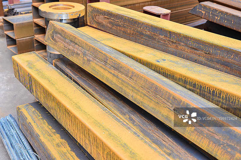 工业厂房内的钢铁材料图片素材