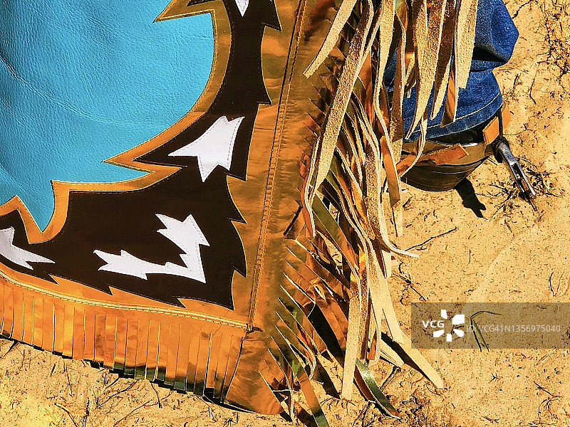 得克萨斯州牛仔：穿着牛仔裤和马刺的斗牛士图片素材