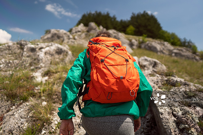 男子背着背包登山图片素材