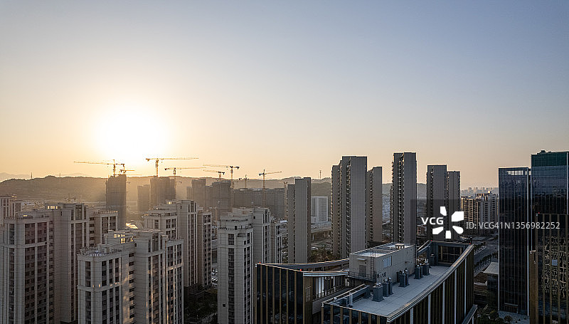 中国福州住宅区使用起重机进行大规模房屋建设图片素材