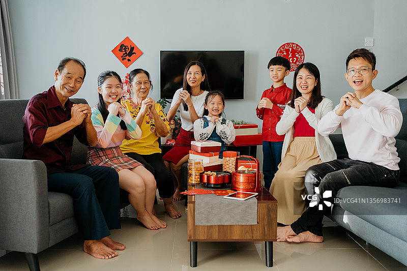 华人家庭在客厅庆祝中国新年图片素材