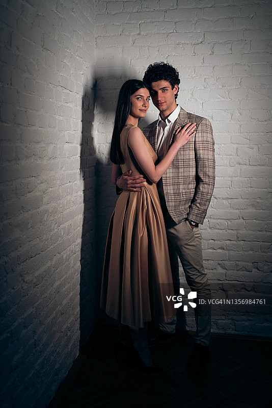 拥抱在一起的时尚年轻白人情侣图片素材