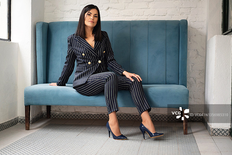 身穿时尚西装的优雅自信女商人图片素材