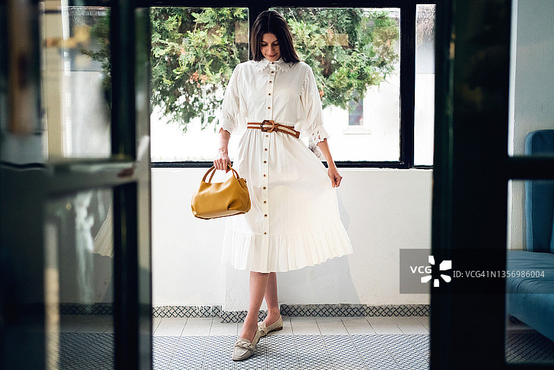 穿着白色连衣裙的迷人年轻女子图片素材