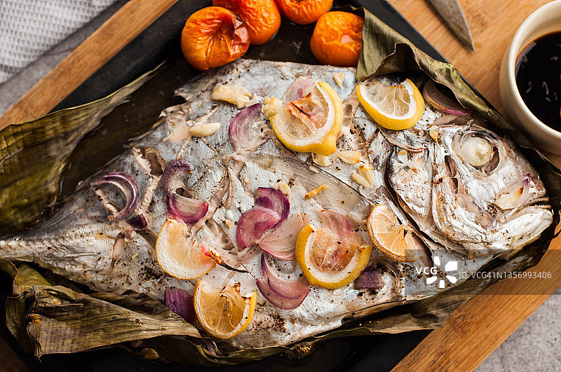 静物：香蕉叶上的新鲜烤竹荚鱼图片素材
