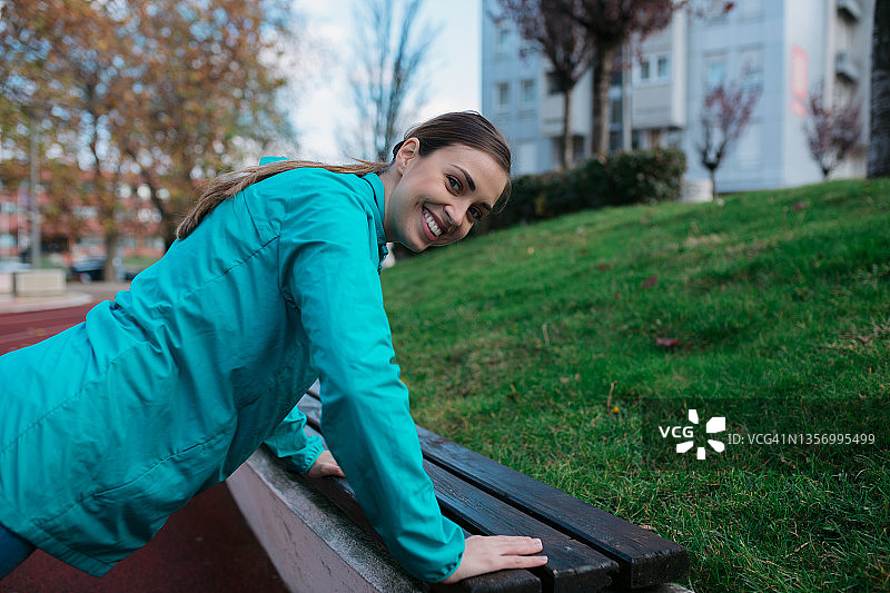 户外训练的快乐年轻白人女人肖像图片素材