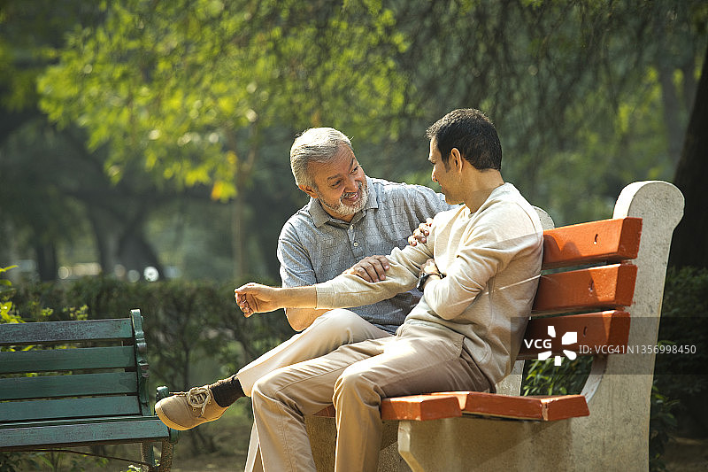 老人与儿子在公园共度休闲时光图片素材