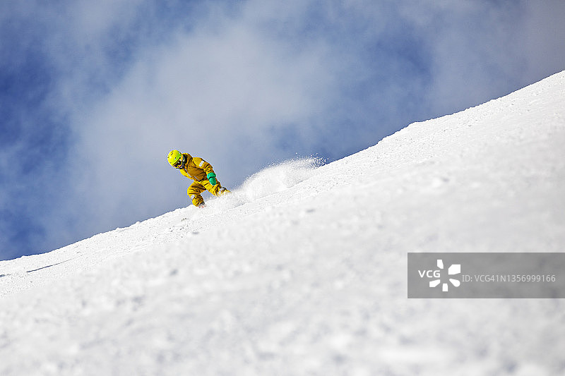在山地滑雪胜地滑雪的小男孩图片素材
