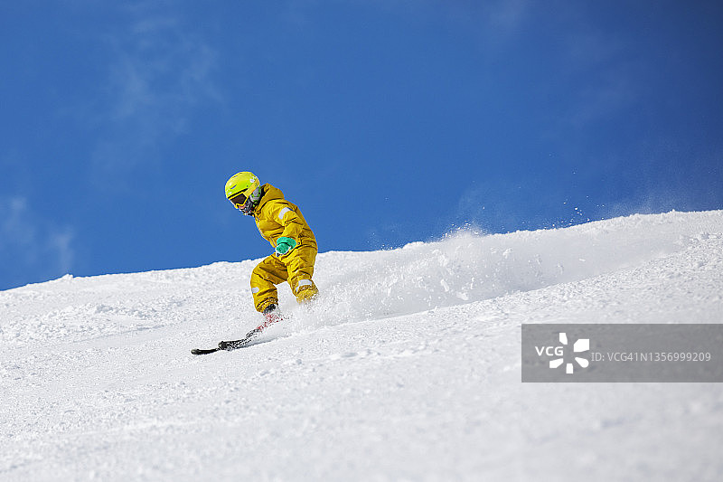 在山地滑雪胜地滑雪的小男孩图片素材