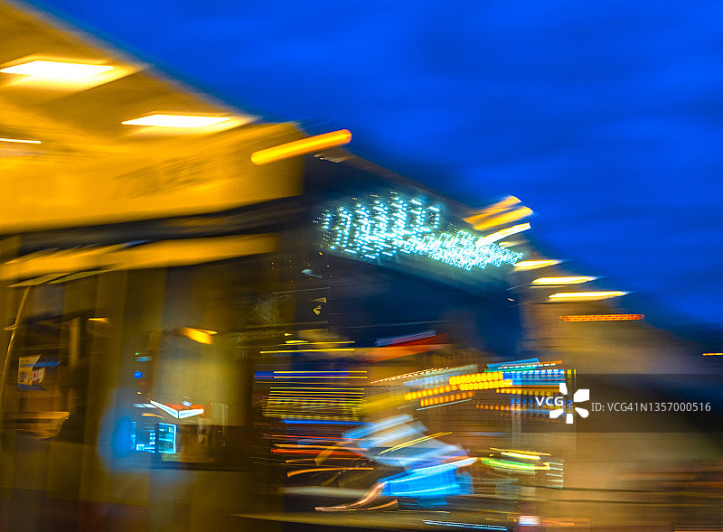 黄色巴士的动态模糊效果图片素材