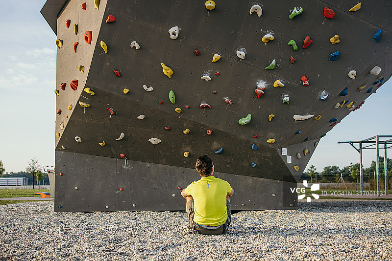充满激情的运动型男人为攀岩做好心理准备图片素材