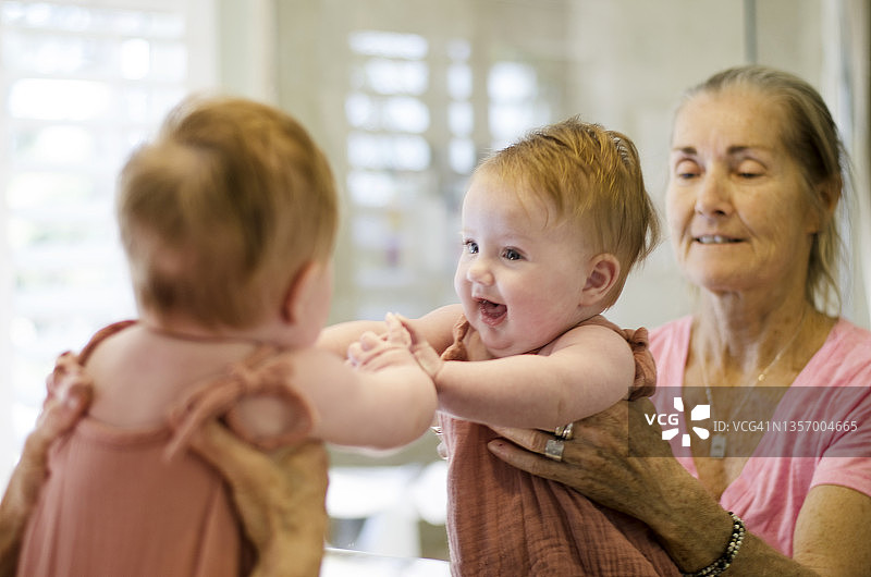 奶奶和兴奋的宝宝图片素材
