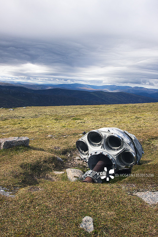 苏格兰山区上的飞机残骸引擎图片素材