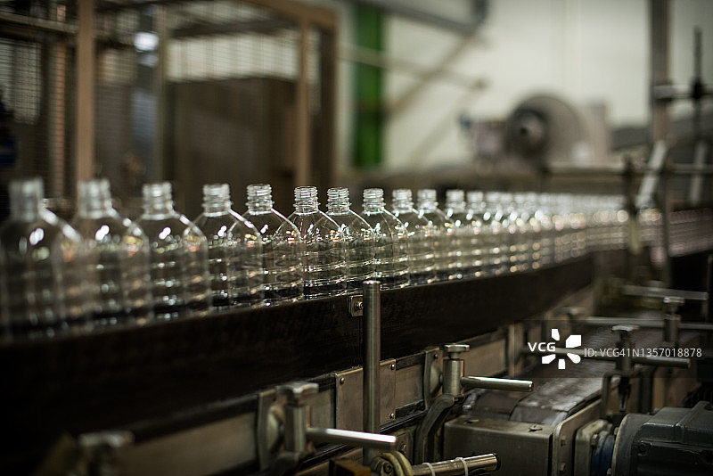 瓶装厂中成排的空塑料瓶图片素材