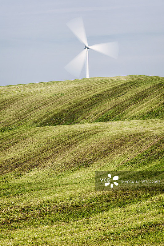 圣莱昂德田野中的风力涡轮机图片素材