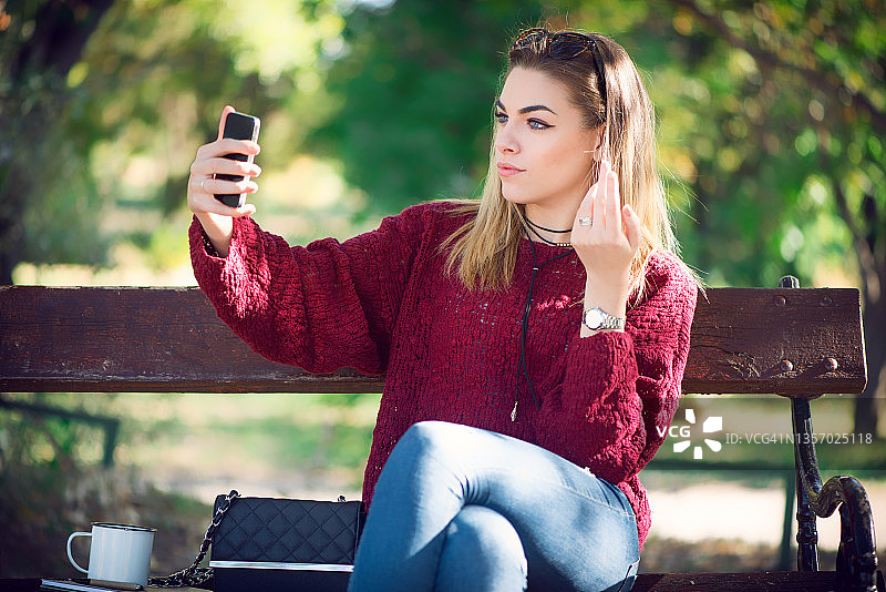 年轻女人在网上心理治疗中听治疗师讲解图片素材