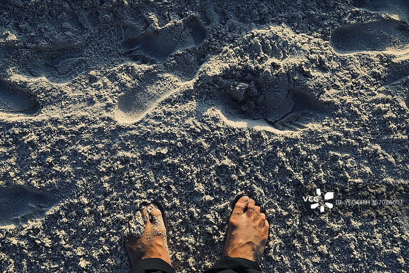 温暖沙滩上的赤脚图片素材