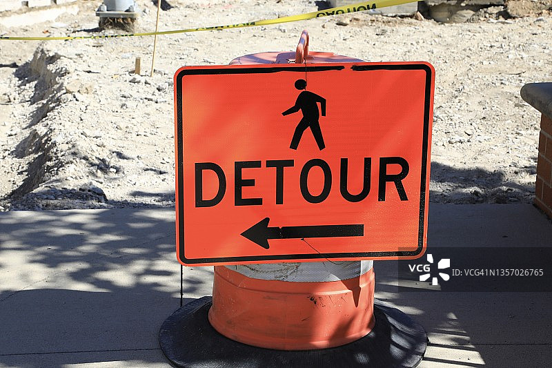 人行道改道标志和橙色安全桶图片素材