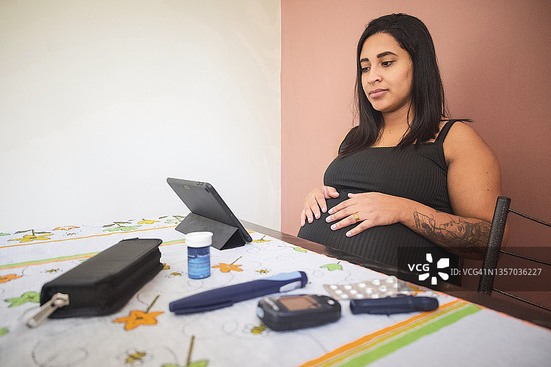 孕妇与医生视频通话图片素材