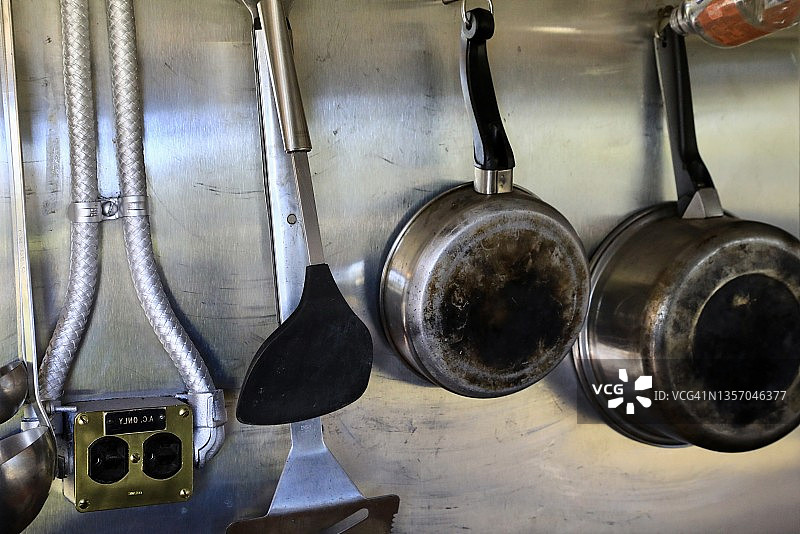 挂在厨房墙壁上的锅碗瓢盆图片素材
