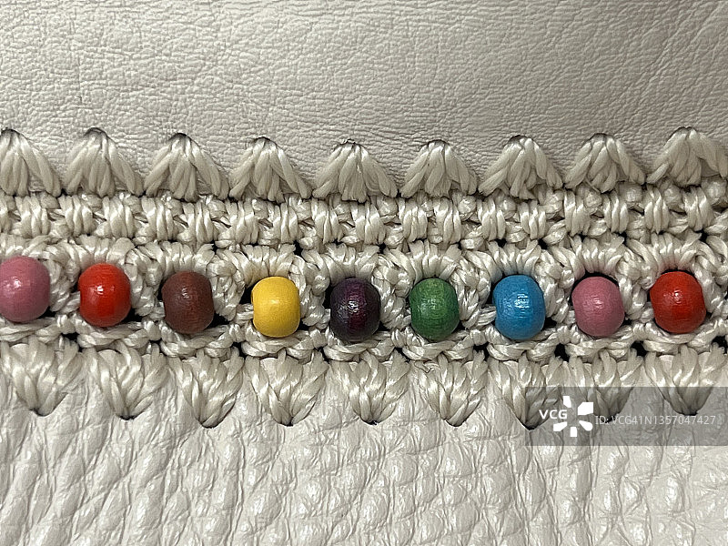 手提包上的多种颜色木珠图片素材