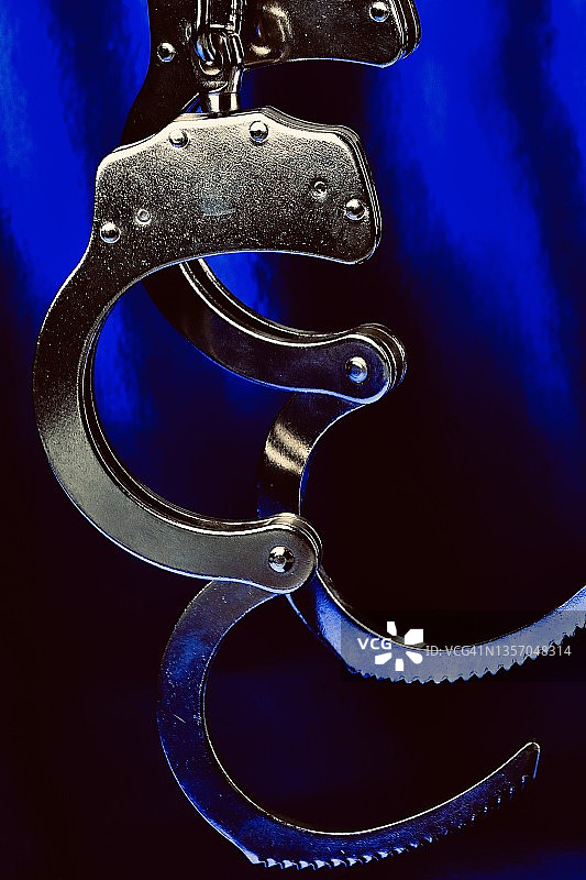 获释囚犯概念 - 打开的警察手铐图片素材