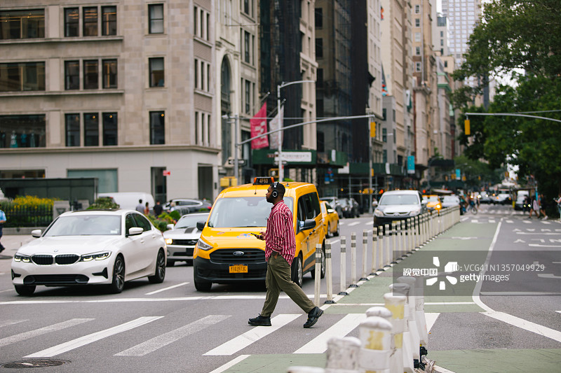 在曼哈顿中城的戴耳机黑人男子图片素材