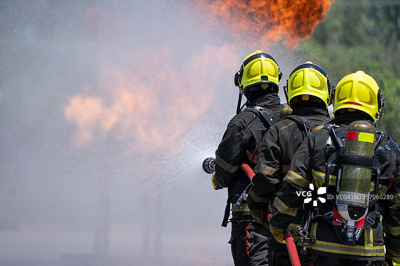 一群消防员灭火图片素材