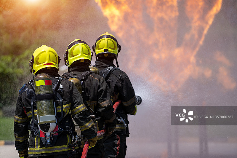 消防员用压缩空气罐灭火图片素材