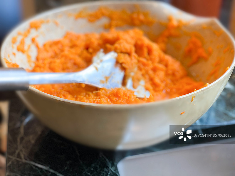 准备棉花糖烤红薯砂锅，家庭节日晚餐图片素材