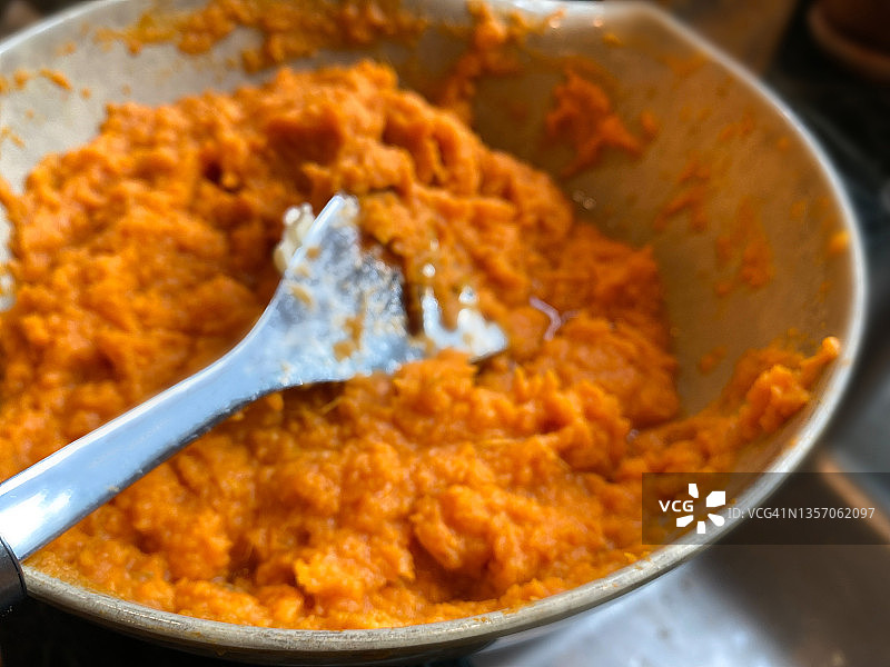 准备棉花糖烤红薯砂锅，家庭节日晚餐图片素材