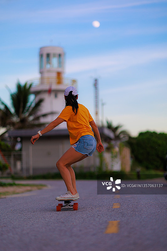 快乐的亚洲女人玩陆冲图片素材
