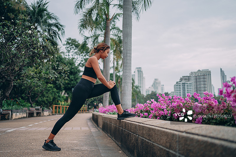 在城市公园里伸展身体的女人图片素材
