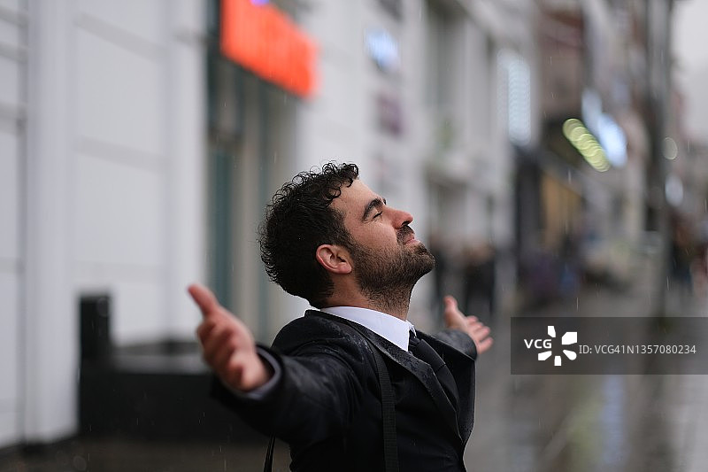 雨中快乐的商人图片素材