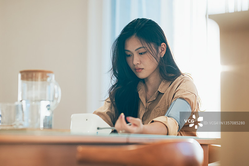 成年女性在家测量血压图片素材